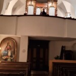 Kůr a varhany v kostele