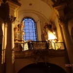 Pohled na kůr s varhanami