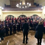 Nástup na společnou píseň na závěr přátelského koncertu v Hlaholu