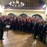 Společná píseň na závěr přátelského koncertu v Hlaholu