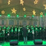 Smetana zpívá na pódiu pro Adventní zpěvy