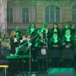 Smetana zpívá na pódiu pro Adventní zpěvy