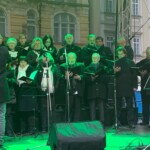 Smetana zpívá na pódiu pro Adventní zpěvy